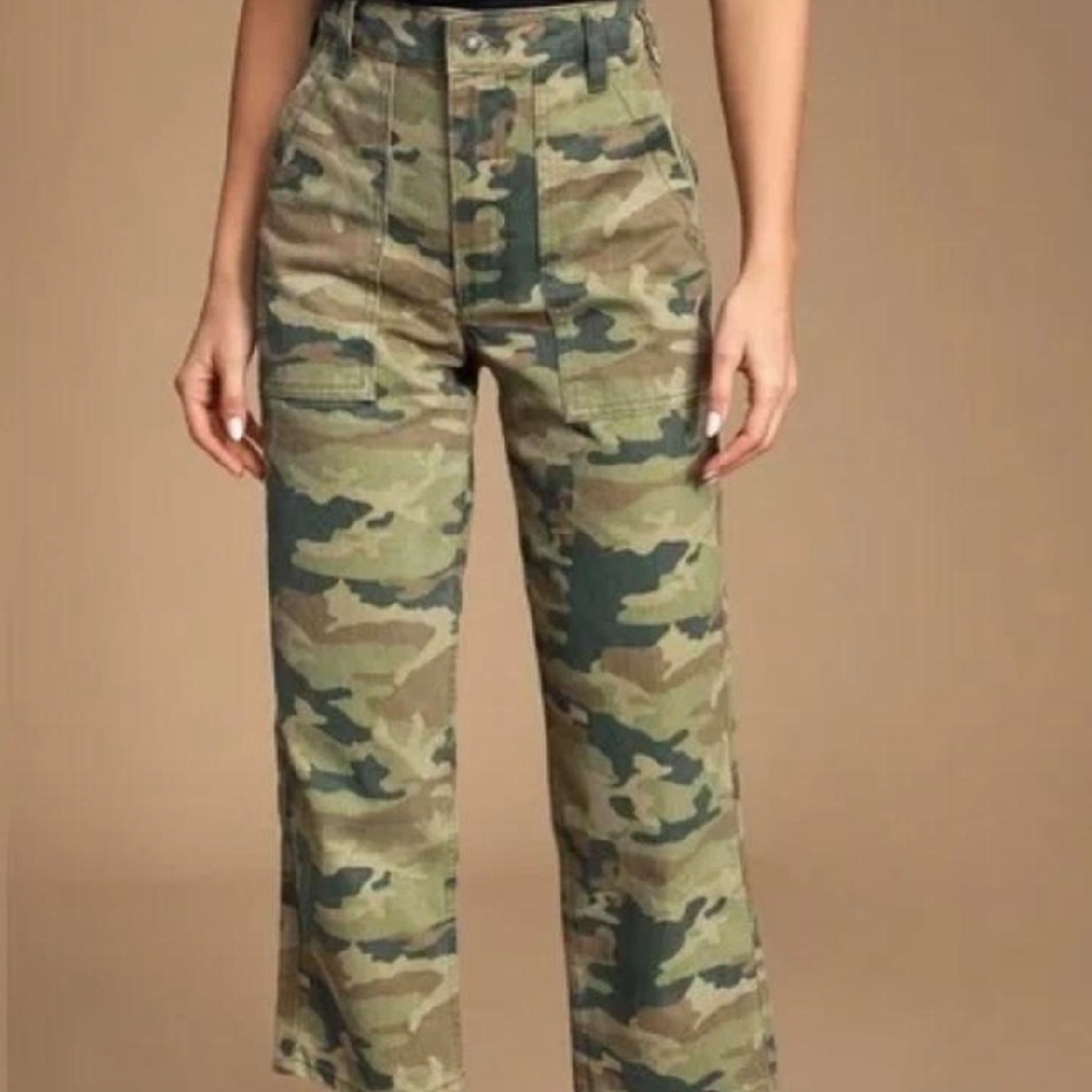 Free People We The Free Remy Camo Print
Cropped Pants - Picture 1 of 7